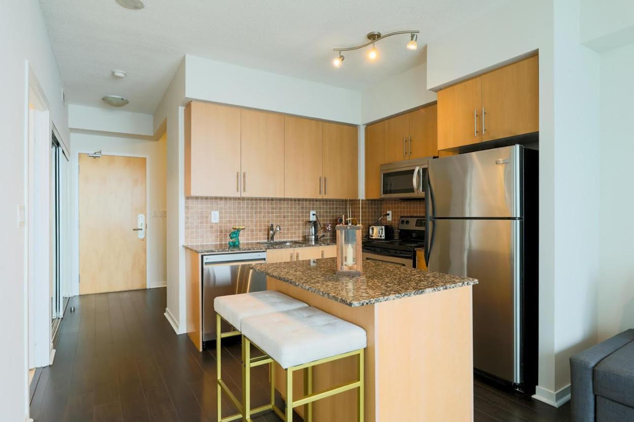 Skyline Elegance Condo Торонто Экстерьер фото