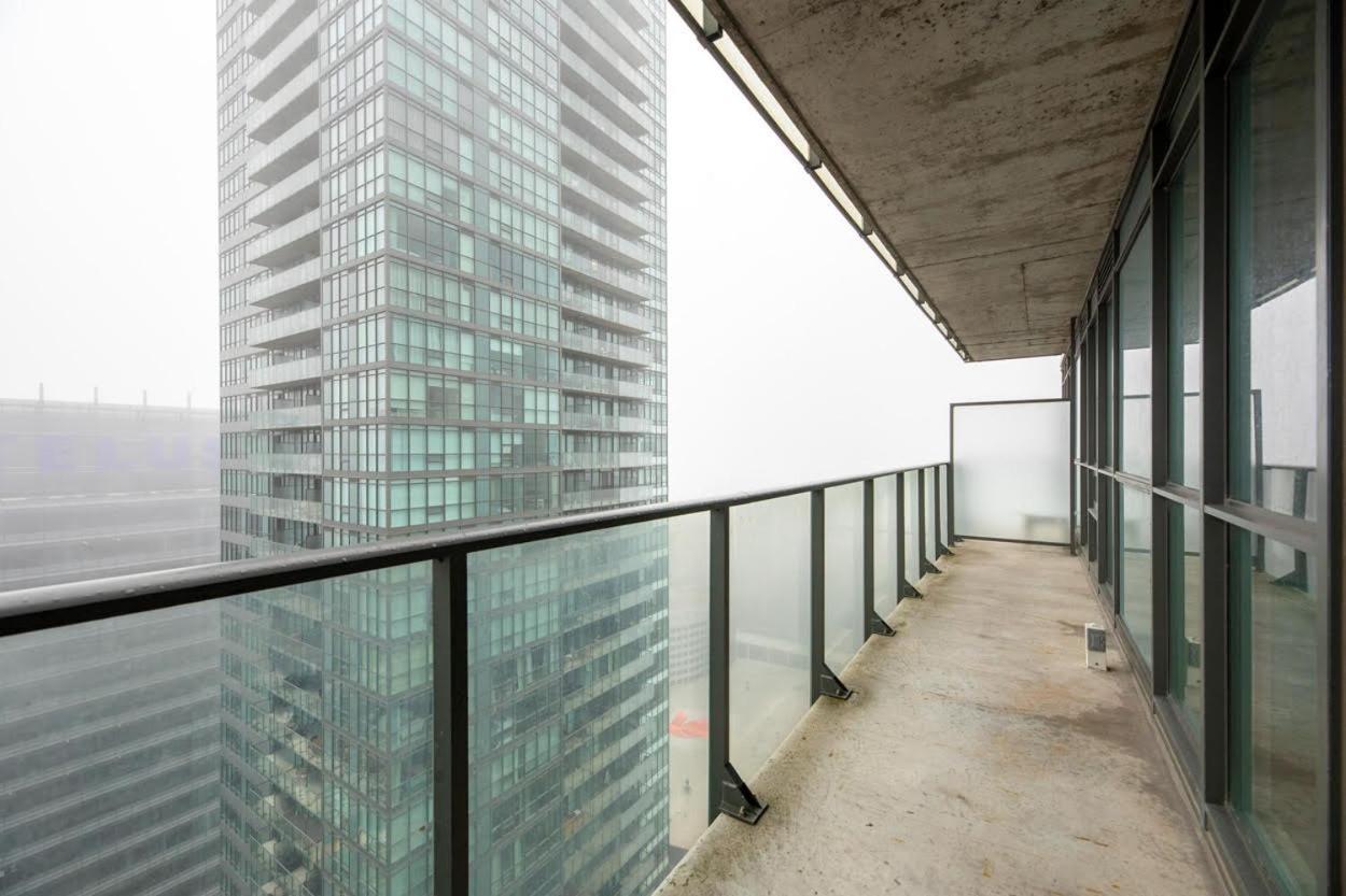 Skyline Elegance Condo Торонто Экстерьер фото